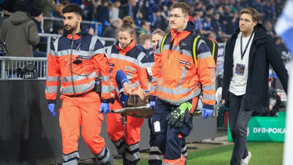 DSC-Angreifer Roberts Uldrikis wird mit der Trage vom Bielefelder Spielfeld gebracht. - &copy; Oliver Krato