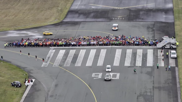 Der Start auf dem Rollfeld reizt viele Teilnehmer am Airport-Run. - © Airport Paderborn/Lippstadt