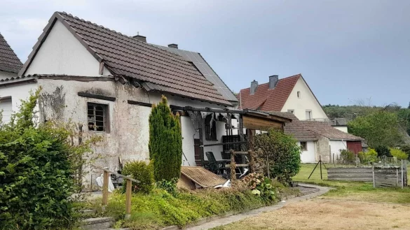 Die Polizei ermittelt die weiteren Details zum Todesfall und zum Feuer. Der Wohnwagen wurde bereits abtransportiert. - © Simone Flörke