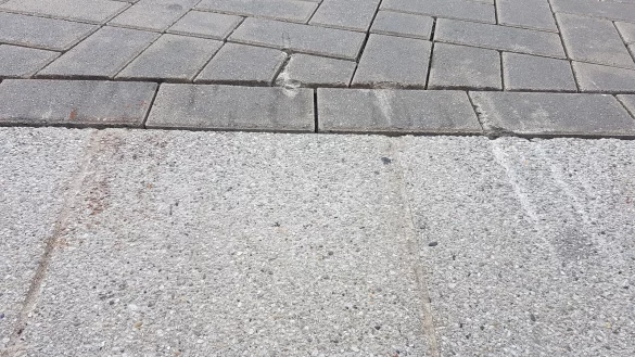 Schleifspuren und rausgebrochene Betonst&uuml;cke zeugen vom Aufprall der Fahrzeuge - &copy; Moritz Trinsch