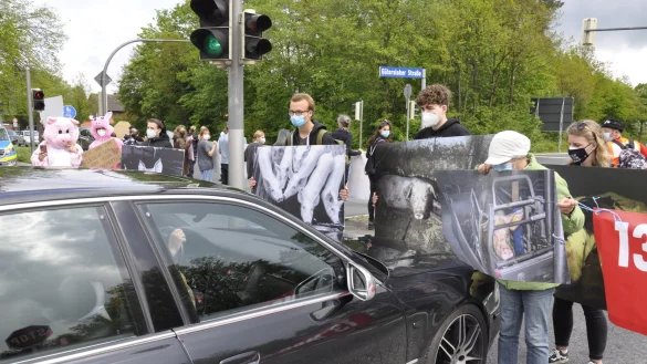 Mehrere Minuten durften die Protestler die Kreuzung nach R&uuml;cksprache mit der Polizei blockieren.&nbsp; - &copy; Rainer Stephan