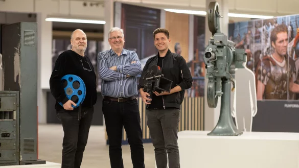 Frank Bell (v. l.), Holger Schettler und Dennis Blomeyer bauen derzeit das Kinomuseum auf. Erste Teile der Dauer- und der Sonderausstellung stehen bereits. - &copy; Oliver Krato