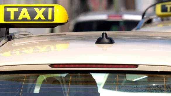 Für Taxi-Betreiber wird vieles teurer. Die Stadt will deshalb schon zum zweiten Mal in diesem Jahr die Tarife erhöhen. - © Andreas Frücht