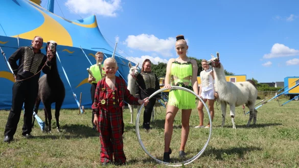 Enrico Kaselowsky mit Lama Samurai (v. l.), Jeremy Ebel, Lion Ebel, Darleen Kaselowsky mit Lama Udo, Naomi Kaselowsky und Natalie Ebel mit Lama Wolfgang vom Circus Pfiffikus gastieren in Asemissen. - &copy; Birgit Guhlke