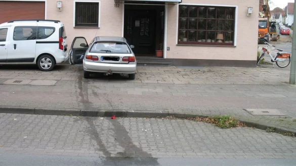 Der Fahrt des Betrunkenen endete schlie&szlig;lich vor dieser Hauswand. Zuvor hatte er Gas- und Bremspedal verwechselt. - &copy; Polizei