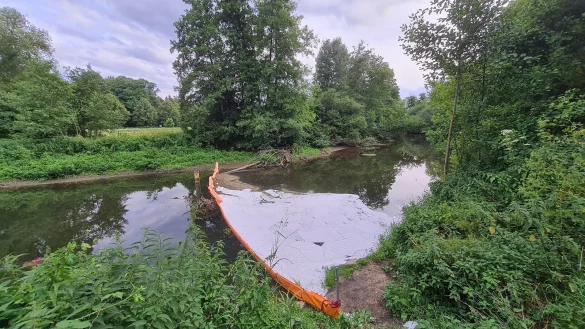 Die Feuerwehr Schieder-Schwalenberg hat an drei Punkten im Stadtgebiet Sperren auf der Emmer errichtet und Bindemittel davor gesch&uuml;ttet, um eventuelle Schadstoffe aufnehmen zu k&ouml;nnen. - &copy; Marianne Schwarzer