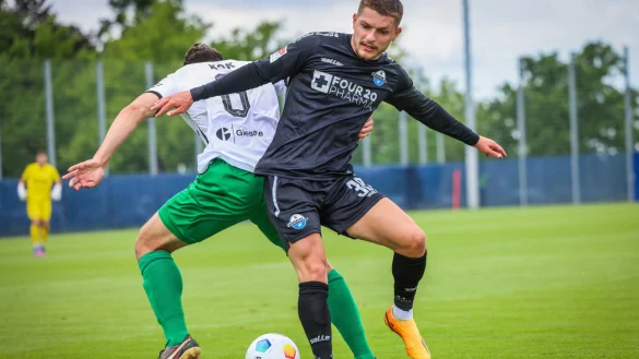 SCP-Akteur Florent Muslija (r.), der sich hier gegen Preu&szlig;en-Verteidiger Thomas Kok durchsetzt, schn&uuml;rte beim Testspielsieg gegen M&uuml;nster einen Doppelpack. - &copy; Sarah Jonek