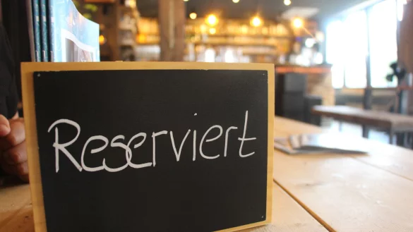 Reservieren und dann nach zwei Stunden wieder den Tisch räumen müssen? In Lippe hält sich dieses Vorgehen in Grenzen. - © Janet König