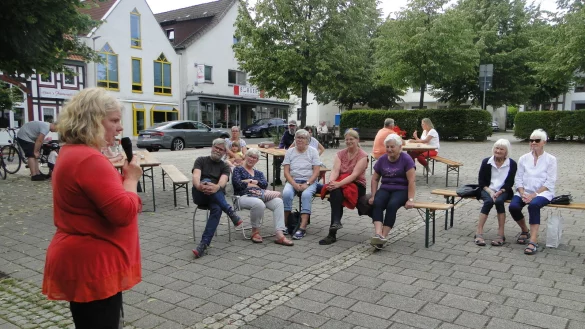 Sylvia Frevert tr&auml;gt auf dem Barntruper Marktplatz M&auml;rchen vor. - &copy; Hajo G&auml;rtner