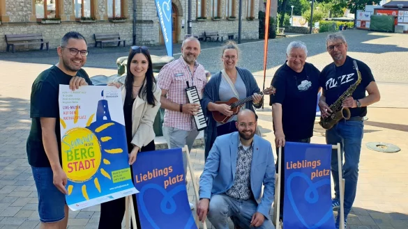 Akteure der Veranstaltung (von links): Patrick Piecha und Kathrin Zimmermann von Oerlinghausen Marketing, Tim M&ouml;ller und Steffi Clarke von der Band &bdquo;Straigt2Soul&ldquo;, J&ouml;rg Czyborra, Tiko H&ouml;lz und (kniend) Michael Benneker, Gesch&auml;ftsf&uuml;hrer der Stadtwerke Oerlinghausen. - &copy; Marketingverein