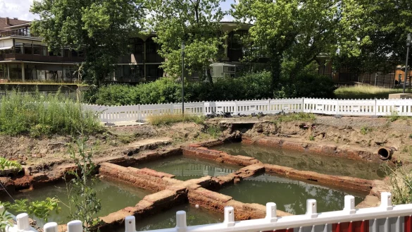 W&auml;ren es keine Backsteine in den Mauern, k&ouml;nnte man das Loch zwischem Kurgastzentrum (im Hintergrund) und Konzerthalle f&uuml;r eine arch&auml;ologische Ausgrabungsst&auml;tte halten. - &copy; Thomas Reineke