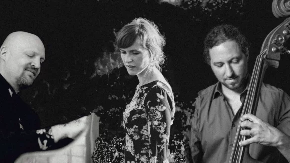 Die Detmolder Jazzs&auml;ngerin Gabriela Koch bringt mit Achim K&uuml;ck am Klavier und Peter Schwebs am Kontrabass ein Programm auf die B&uuml;hne, das sich ganz dem Werk Bacharachs widmet. - &copy; Bildrechte: Gabriela Koch