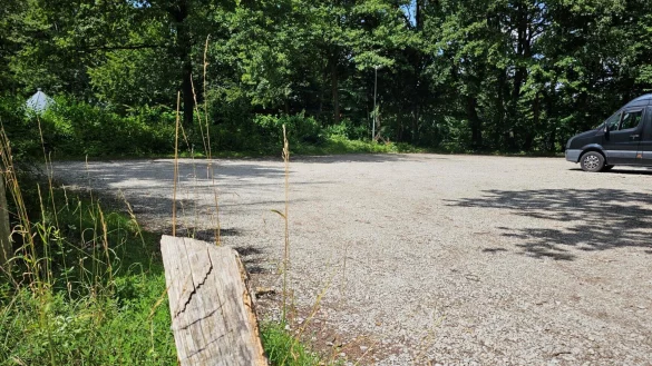 Oberhalb des Haus des Gastes liegt ein Parkplatz, direkt angrenzend zur Wiese mit dem Pavillon. Das w&auml;re ein m&ouml;glicher Standort f&uuml;r einen Wohnmobilplatz. - &copy; Astrid Sewing