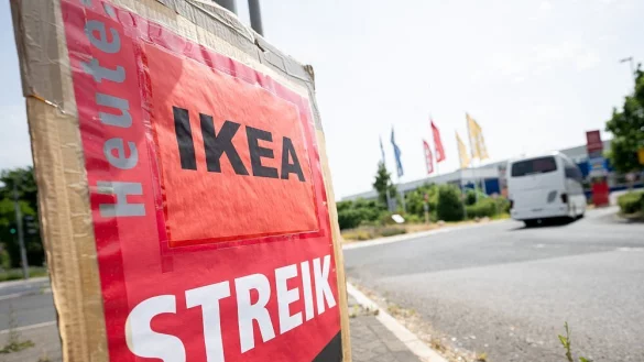 Die Beschäftigten von IKEA in Bielefeld sind ebenfalls erneut aufgerufen. - © Sebastian Gollnow/dpa