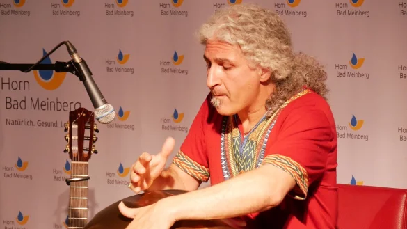 Meditative St&uuml;cke auf der Handpan. Der Multiinstrumentalist Omid begeistert mit fantasievollen Kompositionen. - &copy; Thomas Kr&uuml;gler