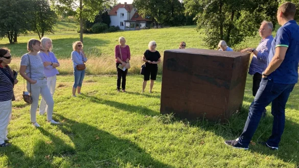 Ralf Gehrke, Gesch&auml;ftsf&uuml;hrer der Staffstiftung, f&uuml;hrte die Frauen &uuml;ber das Gel&auml;nde der Staffstiftung. - &copy; Bildrechte: Claudia Stolz