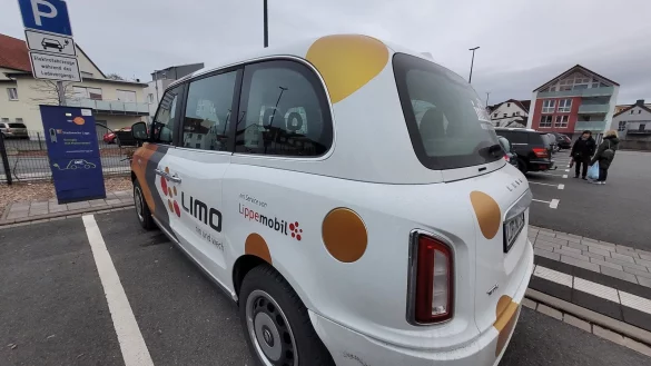 Auf dem Parkplatz Drawen Hof stehen Lades&auml;ulen. Dort tankt auch die Limo. Das Fahrzeug erg&auml;nzt den Busverkehr in Lage - neuerdings unter anderem auch in H&ouml;rste, Leopoldsh&ouml;he und Oerlinghausen. Aber eben nur zu bestimmten Zeiten. - &copy; Astrid Sewing