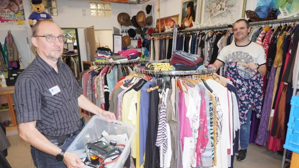 J&ouml;rg Nolting (links) und Stefan K&auml;se arbeiten als Verk&auml;ufer im Sozialkaufhaus, Paradies 1-3. Der Kontakt zu den Kunden bereitet ihnen dabei besonders viel Freude. - &copy; Michaela Wei&szlig;e