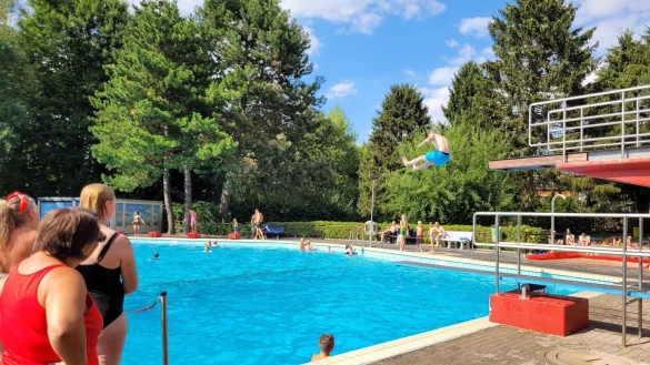 Der Arschbombenwettbewerb hat im vergangenen Jahr in H&ouml;rste viel Spa&szlig; gemacht. Also gibt es eine Wiederholung, aber nicht am 5. August, das Fest wird verschoben. Neuer Termin ist der 26. August. - &copy; Astrid Sewing