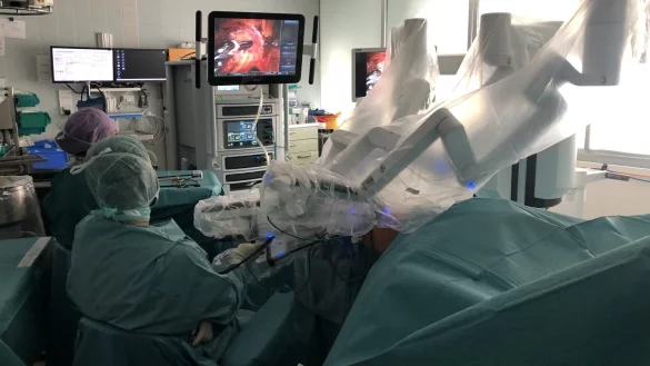 Eine OP mit dem Da-Vinci-Roboter. Entfernungen der Blase werden fast ausnahmslos robotisch vorgenommen, es bleiben nur winzige Narben zurück. - © Archivfoto: Martin Hostert