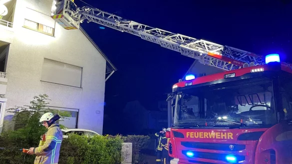 Bei einem Brand in der Ahornstra&szlig;e ist ein Mensch verletzt worden. Die Feuerwehr war mit rund 35 Einsatzkr&auml;ften vor Ort. Foto: Daniel Hobein / Feuerwehr Bad Salzuflen - &copy; Daniel Hobein/Feuerwehr Bad Salzuflen