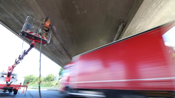 Die Reparaturarbeiten laufen in luftiger H&ouml;he, w&auml;hrend daneben der Verkehr flie&szlig;t. - &copy; Lukas Brekenkamp