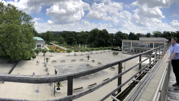 Oliver M&uuml;terthies, Leiter der st&auml;dtischen Geb&auml;udewirtschaft, genie&szlig;t den Ausblick auf den Kurpark auf der Dachterrasse des Erlebnisgradierwerks. - &copy; Thomas Reineke