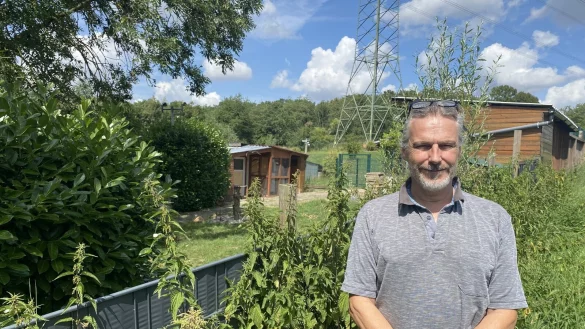 Frank Dreckmeier k&auml;mpft gegen die Hundepension seines Nachbarn. Das Gel&auml;nde der Pension ist im Hintergrund zu sehen. - &copy; Dirk Windm&ouml;ller