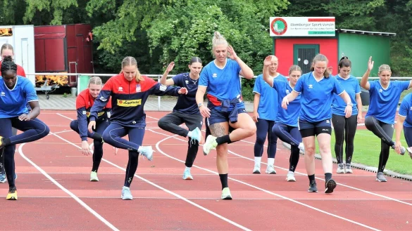 Erste Einheiten auf der Laufbahn des Stadions mit dem neuen Athletiktrainer. - &copy; Oliver K&ouml;nig