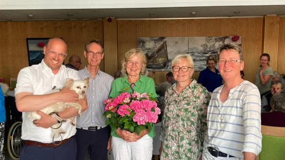 Freuen sich &uuml;ber den Besuch von Gisela Brinkforth-Pekoch (Mitte) mit Alice: Thorsten Engelhardt und Dr. Wilhelm Mail&auml;nder (beide RC Lemgo) sowie Irene Karkoschka und Jutta Wenzel (beide Elisenstift). - &copy; Rotary Club Lemgo