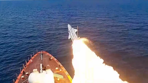 21. Juli: Auf diesem vom Pressedienst des russischen Verteidigungsministeriums ver&ouml;ffentlichten Foto feuert ein Kriegsschiff der russischen Schwarzmeerflotte w&auml;hrend einer Marine&uuml;bung im Schwarzen Meer. - &copy; Handout / Russian Defence Ministry / AFP