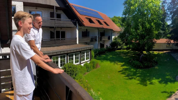 Gesch&auml;ftsf&uuml;hrer Paul Willoughby und sein Sohn Caleb schauen in den gro&szlig;en Garten des "Resting Place". Unter den beiden gro&szlig;en B&auml;umen in der Mitte wird in einigen Wochen ein Biergarten sein. Links ist das Hotel mit insgesamt 27 Zimmern zu sehen. Rechts befinden sich unter anderem Restaurant, Bar und Saal. - &copy; Thomas Reineke