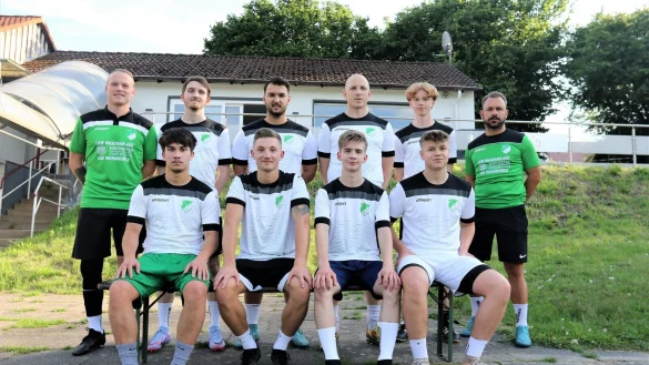 Co-Trainer J&ouml;rn Seifert (stehend, links) und der neue Trainer Sebastian Kla&szlig;es pr&auml;sentieren die Neuzug&auml;nge (stehend von links) Nico Stocksieker, Elyesa Bal, Karol Cieslik, Laurens Henkel sowie (sitzend von links) Lukas Betz, Manuel L&uuml;bke, Darius B&uuml;ker und Philipp Monschau. - &copy; Oliver K&ouml;nig
