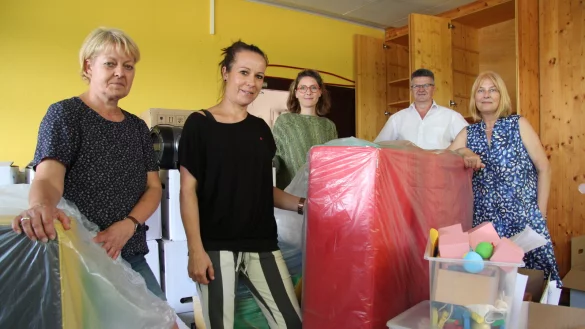 Erzieherin Martina Heijenga (von links), Kita-Leiterin Melanie Kiese, Architektin Daria Karuzys, Bernd Meier vom Technischen Geb&auml;udemanagement und Sigrun D&uuml;e, Abteilungsleiterin Jugend und Schule, stecken mitten im Umzug. - &copy; Nadine Uphoff