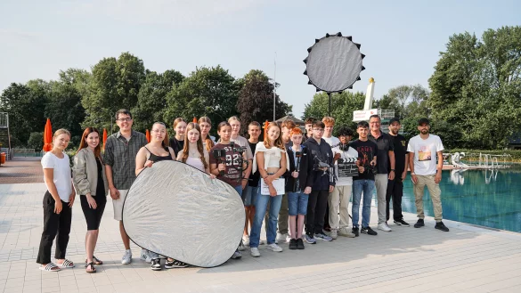 Mit viel Equipment aus der Medientechnik ist das engagierte Filmteam der Realschule im Eau-Le in Lemgo aktiv. Unterst&uuml;tzt werden die Sch&uuml;ler von Vertretern der Stadtwerke Lemgo, der Rapschool NRW und des zdi-Zentrum Lippe.Mint sowie von Lehrern. - &copy; Realschule Lemgo