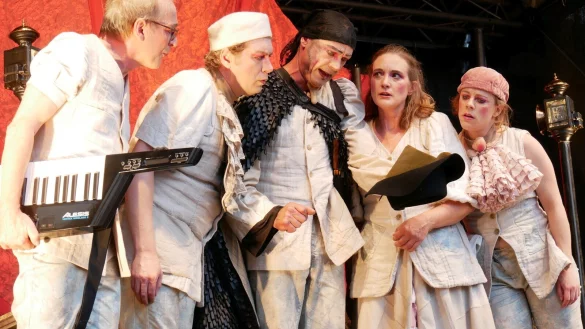 Spielverbot f&uuml;rs Theater. Mit Bernd Kaftan, Oliver Schnelker, Michl Thorbecke, Christine Per und Christina Wiesemann (von links). - &copy; Thomas Kr&uuml;gler