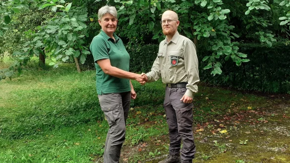Susanne Hoffmann begr&uuml;&szlig;t Robert Ortmeier als neuen Leiter des Forstreviers Sternberg. - &copy; Landesverband Lippe