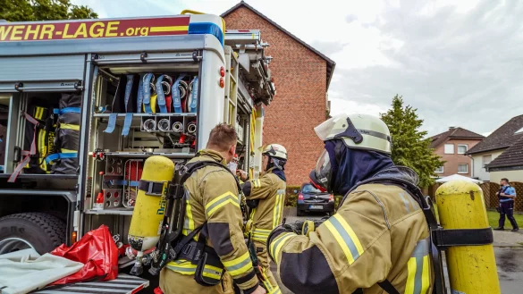 Am Einsatzort legen Feuerwehrleute Atemschutzger&auml;te an. - &copy; FreitagTV