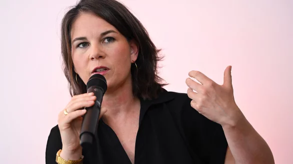 Annalena Baerbock (B&uuml;ndnis 90/Die Gr&uuml;nen), Bundesau&szlig;enministerin, stellt die k&uuml;nftige deutsche China-Politik im Berliner China-Institut Merics vor. Mit der neuen China-Strategie will die Bundesregierung unter anderem Lehren aus dem russischen Angriffskrieg auf die Ukraine ziehen und angesichts einer aggressiveren Au&szlig;enpolitik Pekings einseitige Abh&auml;ngigkeiten von dem Land reduzieren. - &copy; Britta Pedersen