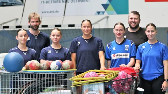 Die Arbeit beginnt bei den Nachwuchsteams der HSG Blomberg-Lippe mit (von links) Inken Vogel, Trainer Ruben Voßhans, Clara Leenen, Leni Ringelkamp, Line Pickert, Jugendkoordinator Timon Döring und Lisa Opitz. - © Oliver König