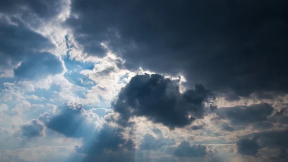 Die Sonne hat es aktuell schwer, ihren Weg zwischen all den Wolken am Himmel zu finden. - &copy; Pixabay (Symbolbild)