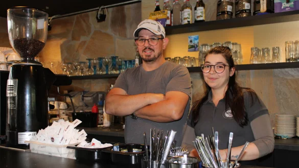 Salvatore Fabrizio und Veronica Barbaro freuen sich über einen erfolgreichen Start des Eiscafés. - © Nico Düllmann