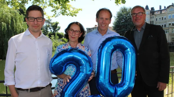 Maik Huebner (von links), Astrid Illers, Kay Sandmann-Puzberg (alle aus dem Vorstand) und Bernd Dohn (Vorsitzender Stiftungsrat) freuen sich &uuml;ber das 20-j&auml;hrige Bestehen. - &copy; Nico D&uuml;llmann