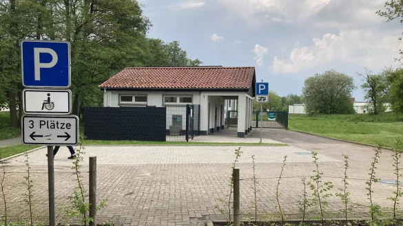 Hinter dem neuen Wohnmobilstellplatz soll auf einer gro&szlig;en Wiese der neue Grundschulneubau in Bad Meinberg entstehen. - &copy; Cordula Gr&ouml;ne
