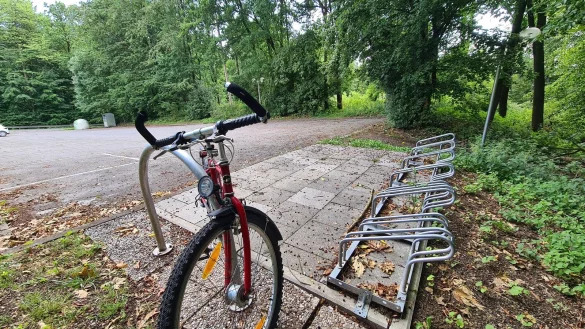 Der Parkplatz unterhalb des Sportplatzes in Schwelentrup soll erweitert werden, damit die Besucher auch ausreichend Stellfl&auml;chen zur Verf&uuml;gung haben und nicht an der kurvenreichen und schmalen Sternberger Stra&szlig;e parken m&uuml;ssen. - &copy; Nadine Uphoff