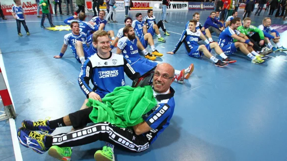 &bdquo;Nicht ohne meine Handt&uuml;cher&ldquo;: Nach dem 30:22-Ausw&auml;rtssieg beim TuS N-L&uuml;bbecke 2015 feierte Andre David mit, ohne die Handt&uuml;cher aus den Augen zu verlieren. Fotos: J&ouml;rg Hagemann - &copy; J&ouml;rg Hagemann