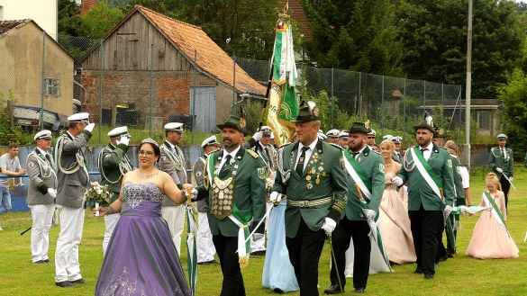 Die K&ouml;nigsgesellschaft mit dem K&ouml;nigspaar Benjamin und Filiz S&uuml;&szlig; marschiert an den angetretenen Vereinen vorbei. - &copy; Rudi Rudolph