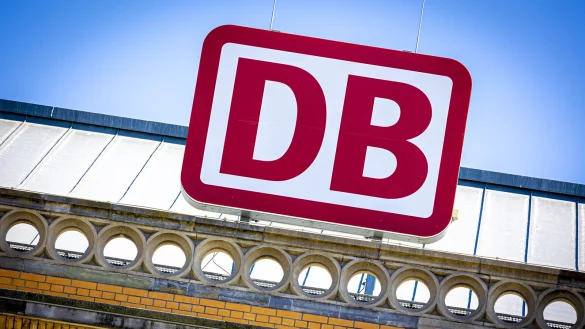 Das Logo der Deutschen Bahn am Hauptbahnhof Hannover. Die Monopolkommission hat ihre Forderung nach einer Aufspaltung der Deutschen Bahn bekr&auml;ftigt. - &copy; Moritz Frankenberg
