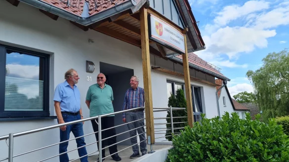 Bernd Kaufeld, Wilfried Harte und G&uuml;nter Wiemann engagieren sich seit vielen Jahren f&uuml;r die Dorfgemeinschaft. Sie sind auch die Motoren f&uuml;r das GBR-Vereinsheim in Eschenbruch. Vor 30 Jahren wurde die Gesellschaft B&uuml;rgerlichen Rechts aus der Taufe gehoben, in der die Eschenbrucher Vereine vertreten sind. - &copy; Marianne Schwarzer