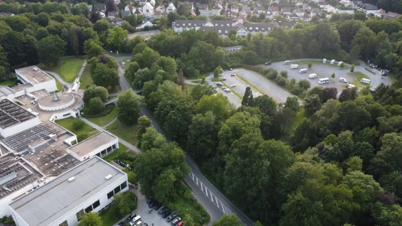 Damit das neue Hotel auf einem Teil des Hauptparkplatzes der VitaSol-Therme entstehen kann, wird auf dem Ausweichparkplatz (rechts im Bild) eine Parkpaklette gesetzt. Die ist mit einer Br&uuml;cke &uuml;ber die Extersche Stra&szlig;e mit dem Thermeneingang verbunden. - &copy; Nicole Ellerbrake